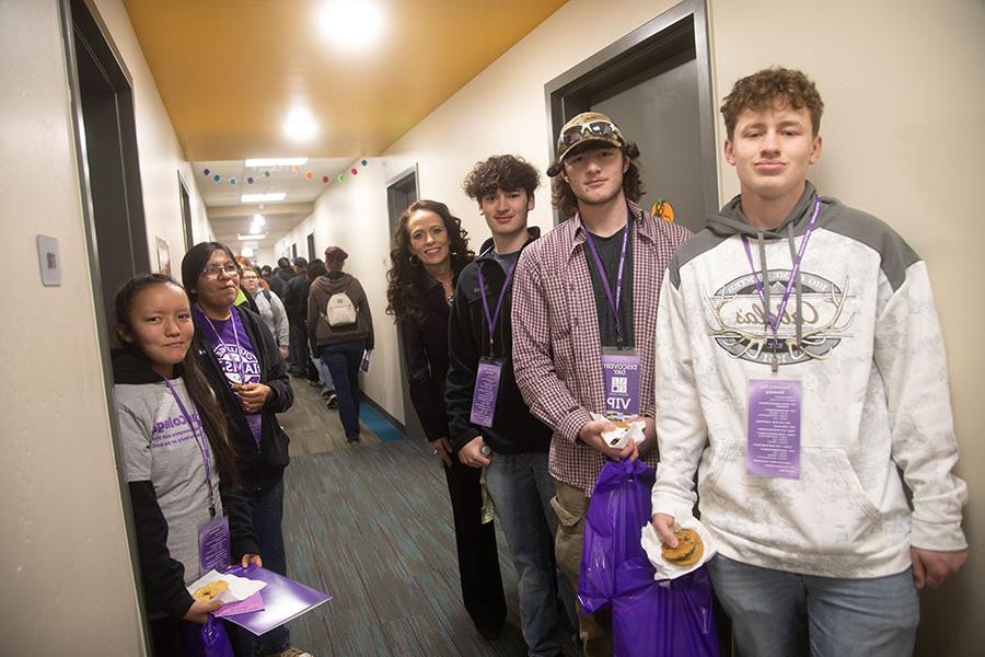 火博体育 students in the dorm hallway.